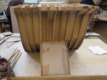 technique et structure d'une table en carton trois "D" Boucle